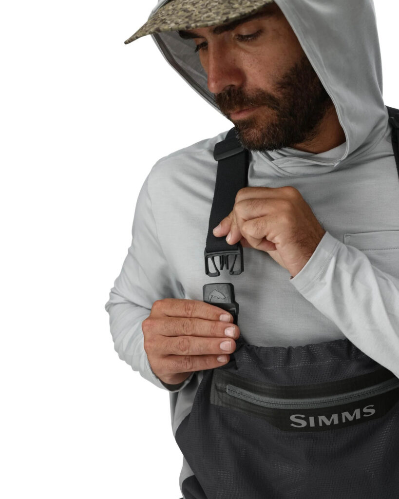 A fully adjustable suspender system allows for an
easy waist-high conversion, making it simple to vent heat on long hikes or adapt to shifting
conditions.